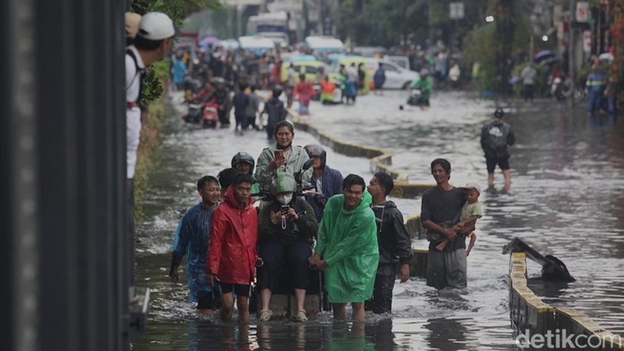 Banjir 60 Cm Lumpuhkan Jalan Gunung Sahari, Lalin Dialihkan Total