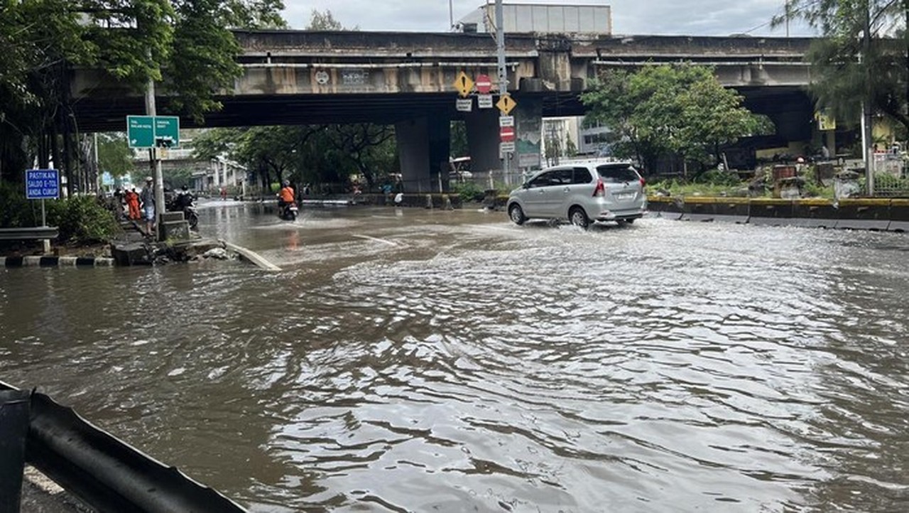 Jembatan Tiga Jakarta Utara Terendam Banjir, Kini Mulai Surut dan Bisa Dilintasi Kendaraan