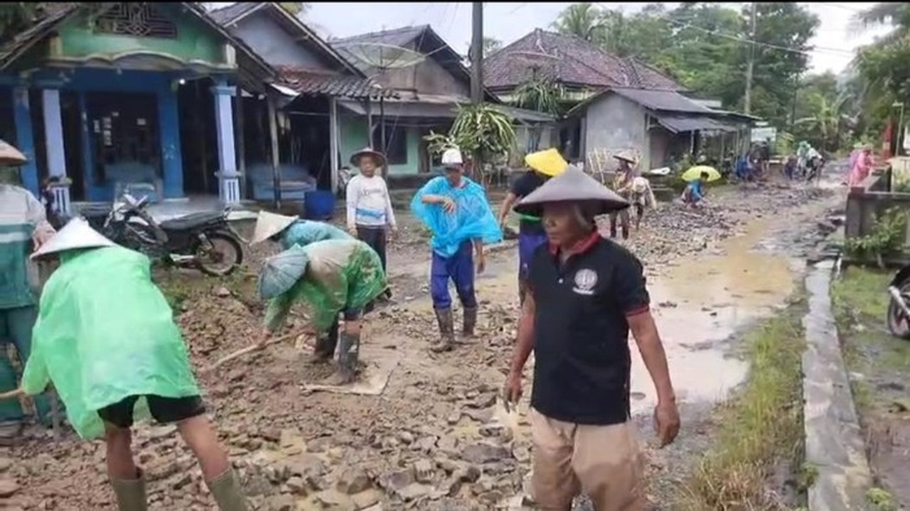 Warga Pandeglang Swadaya Perbaiki Jalan Rusak 30 Tahun, Harap Bantuan Pemprov Banten