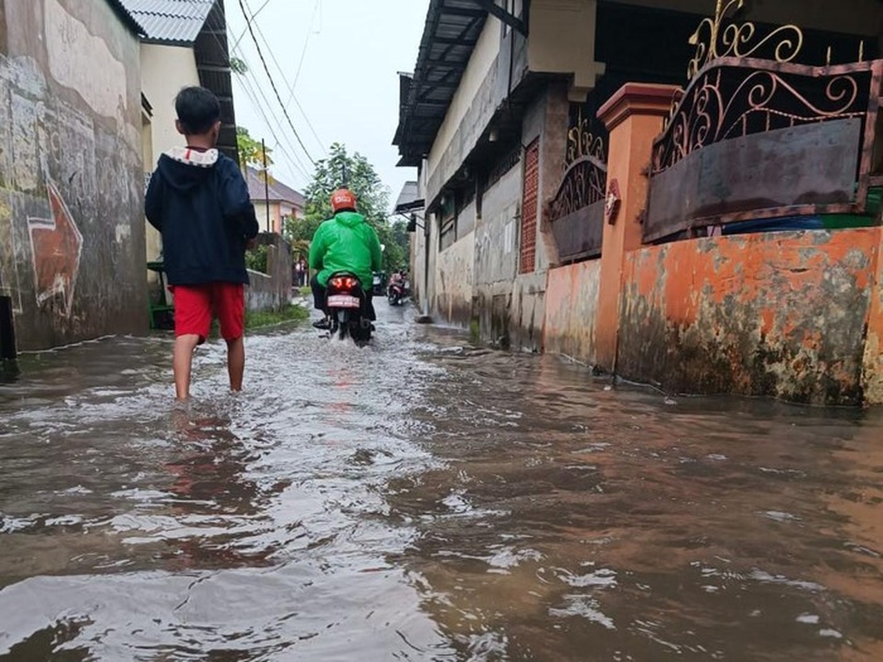 Tiga Perumahan di Bekasi Terendam Banjir Akibat Hujan Deras, Ketinggian Air 30 Cm