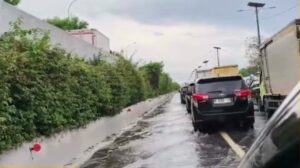 Genangan Air Masih Rendam Tol Sedyatmo Arah Bandara Soetta, Lalu Lintas Padat Merayap