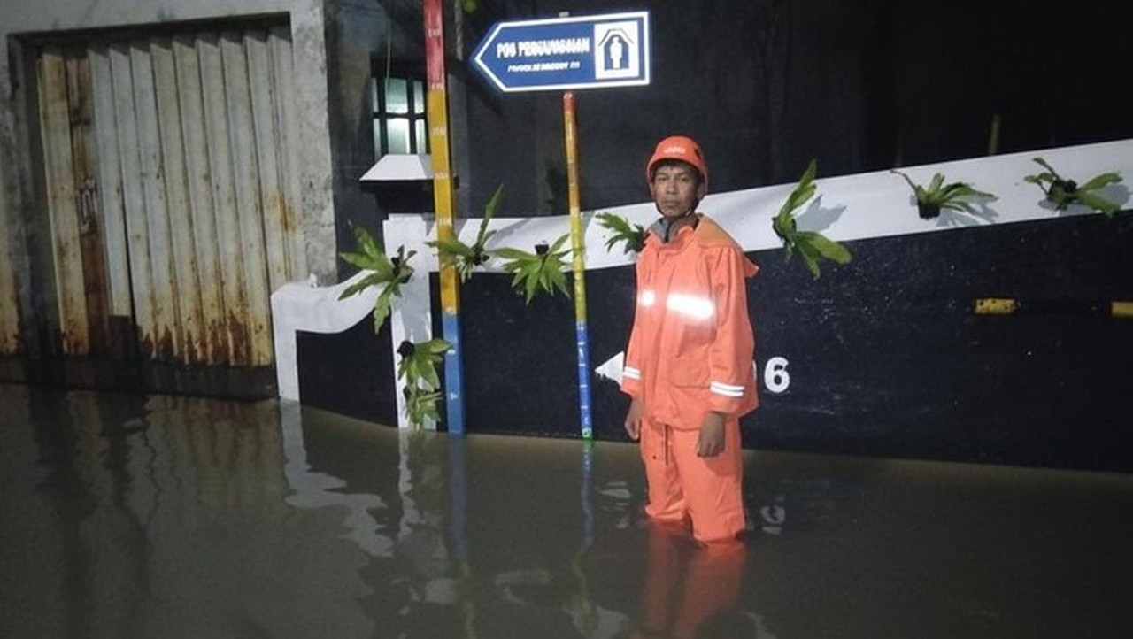 Banjir Jakarta Malam Ini: 59 RT dan 30 Ruas Jalan Masih Terendam Akibat Hujan Tinggi