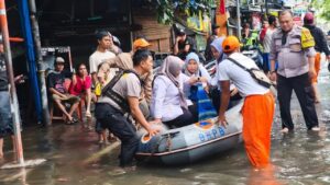 Guru NK Terluka Akibat Banjir di Jakut, Polisi dan PPSU Lakukan Evakuasi Cepat