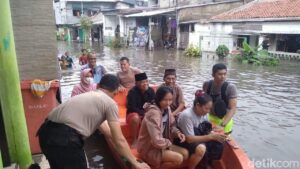 Banjir Pegangsaan Dua Jakarta Utara: 166 Warga Mengungsi, Ketinggian Air Capai 60 Cm