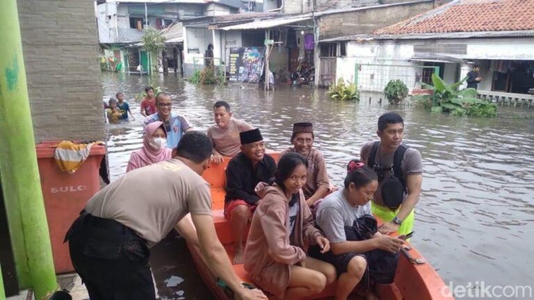 Banjir Pegangsaan Dua Jakarta Utara: 166 Warga Mengungsi, Ketinggian Air Capai 60 Cm