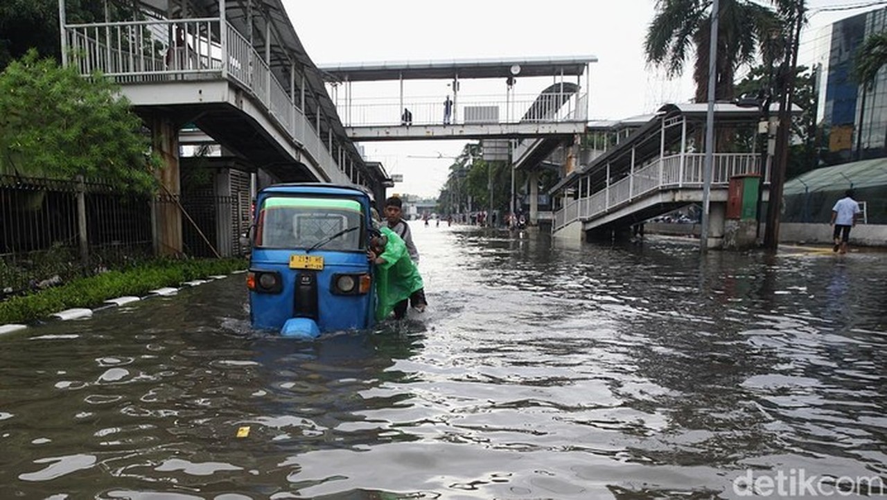 Jakarta Dilanda Banjir: 63 RT Terendam, Ketinggian Air Capai 1 Meter di Kampung Melayu dan Pejaten Timur Jakarta Dilanda Banjir: 63 RT Terendam, Ketinggian Air Capai 1 Meter di Kampung Melayu dan Pejaten Timur
