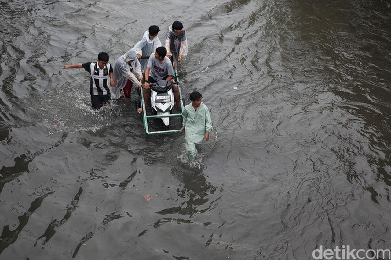 Hujan Deras Guyur Jabodetabek, BMKG Ungkap Kombinasi Dinamika Atmosfer Jadi Pemicu