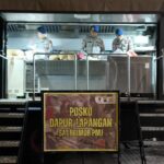Brimob Polda Metro Dirikan Dapur Lapangan Bantu Warga Korban Banjir di Cilincing, Jakarta Utara
