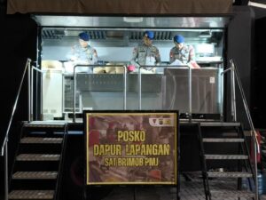 Brimob Polda Metro Dirikan Dapur Lapangan Bantu Warga Korban Banjir di Cilincing, Jakarta Utara