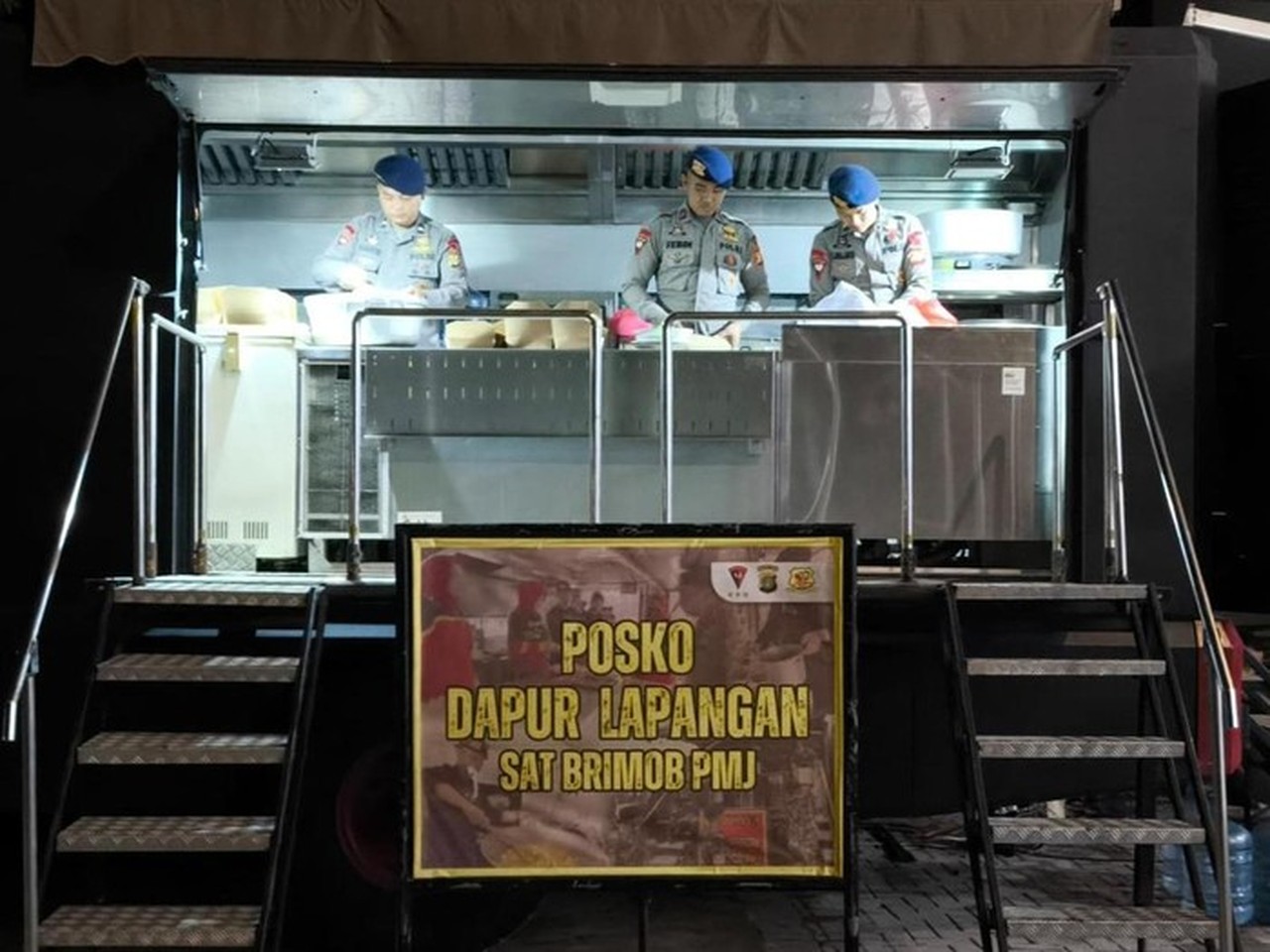 Brimob Polda Metro Dirikan Dapur Lapangan Bantu Warga Korban Banjir di Cilincing, Jakarta Utara