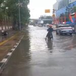 Banjir 40 Cm di Gunung Sahari Pagi Ini, Mobil Masih Bisa Melintas Meski Motor Terkendala