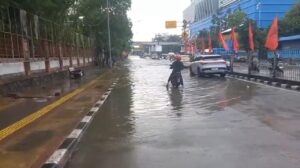 Banjir 40 Cm di Gunung Sahari Pagi Ini, Mobil Masih Bisa Melintas Meski Motor Terkendala