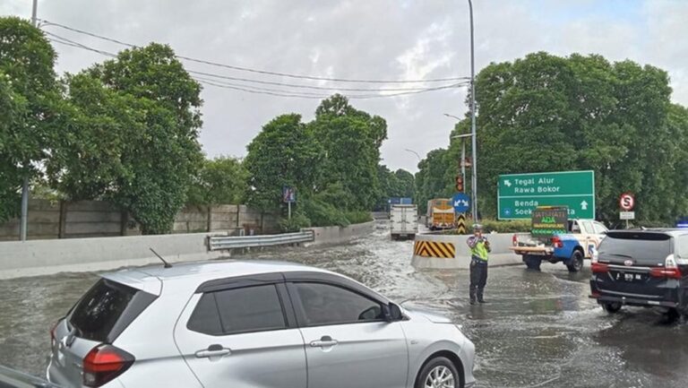 Genangan Air Masih Warnai Tol Sedyatmo Arah Bandara Soetta, Lalin Melambat Pagi Ini