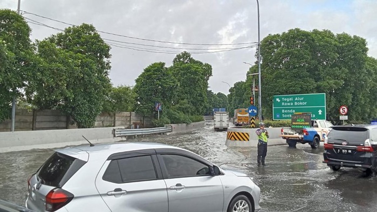 Genangan Air Masih Warnai Tol Sedyatmo Arah Bandara Soetta, Lalin Melambat Pagi Ini