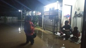 Kali Cimanceri Meluap, Banjir 60 Cm Rendam Ratusan Rumah di Bogor, Warga Mengungsi