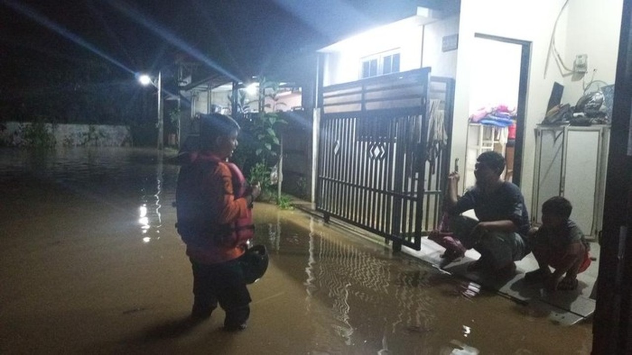 Kali Cimanceri Meluap, Banjir 60 Cm Rendam Ratusan Rumah di Bogor, Warga Mengungsi Kali Cimanceri Meluap, Banjir 60 Cm Rendam Ratusan Rumah di Bogor, Warga Mengungsi