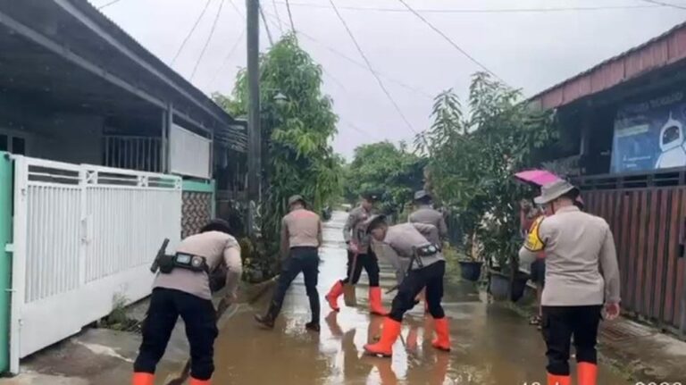 Banjir Parungpanjang Bogor Surut, Polisi Bantu Bersihkan Lumpur Sisa Banjir