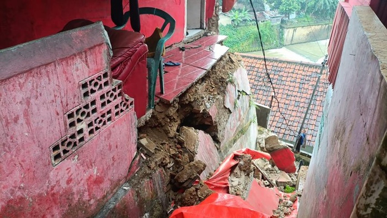 Longsor Tebing Pemakaman Bogor Akibat Hujan Deras, Aliran Sungai Cikaret Tertutup