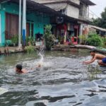 Banjir Pegangsaan Dua Jakarta Utara Belum Surut, Jadi ‘Wahana Bermain’ Anak-anak
