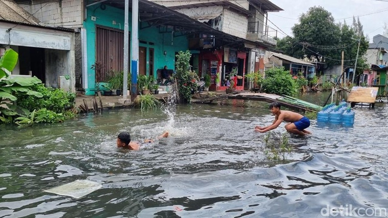 Banjir Pegangsaan Dua Jakarta Utara Belum Surut, Jadi ‘Wahana Bermain’ Anak-anak