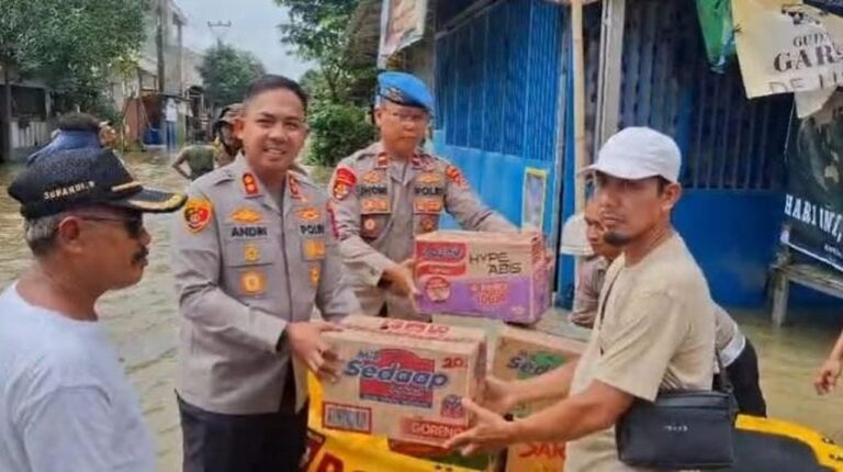 Kapolres Serang Salurkan Bantuan Logistik ke Warga Terdampak Banjir di Kibin