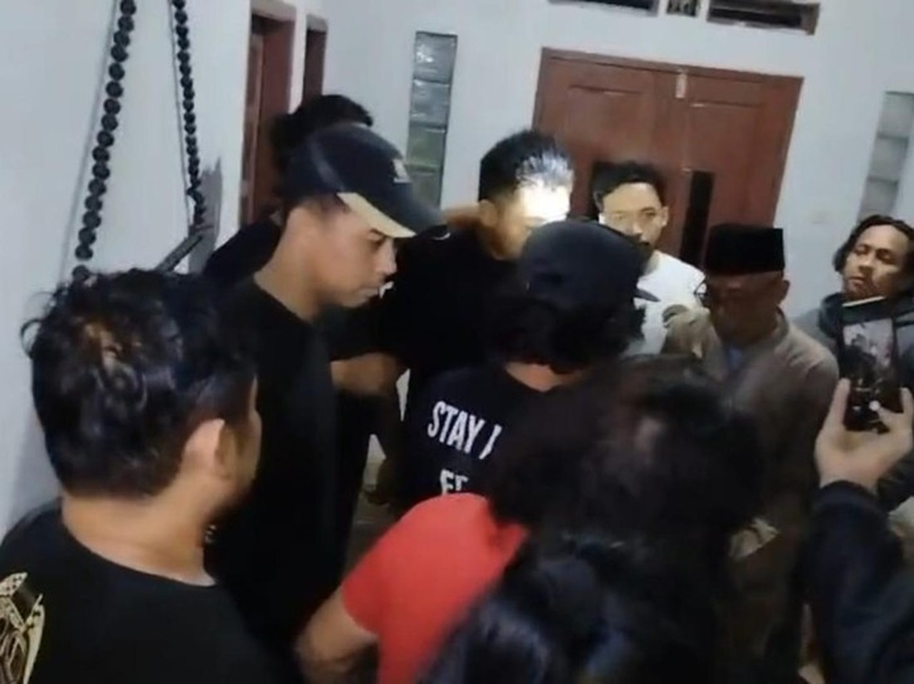 Suami Siri Pembunuh Terapis Bekasi Ditangkap di Depan Orang Tuanya di Lebak Suami Siri Pembunuh Terapis Bekasi Ditangkap di Depan Orang Tuanya di Lebak