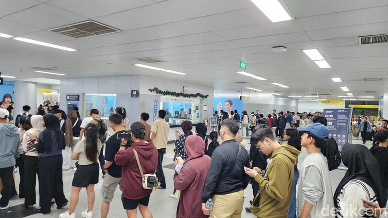 Usai Malam Tahun Baru, Stasiun MRT Bundaran HI Dipadati Ribuan Penumpang Dini Hari