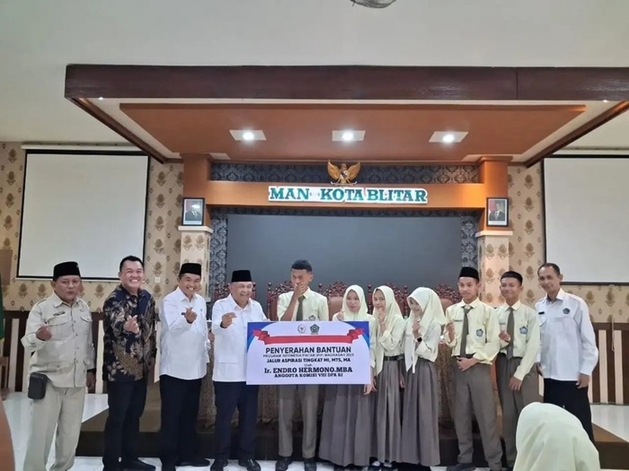 Endro Hermono Salurkan PIP di Blitar, Perkuat Akses Pendidikan Madrasah bagi Siswa Miskin