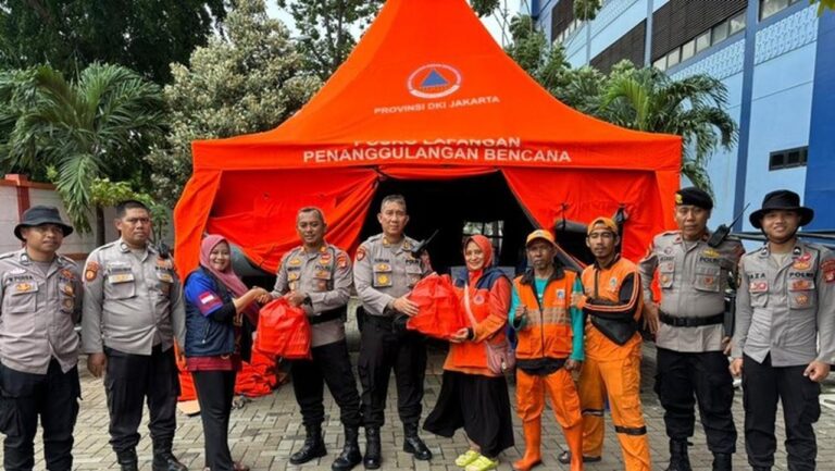 Banjir Rendam Cilincing, Ratusan Warga Jakut Mengungsi, Polda Metro Dirikan Dapur Lapangan Banjir Rendam Cilincing, Ratusan Warga Jakut Mengungsi, Polda Metro Dirikan Dapur Lapangan