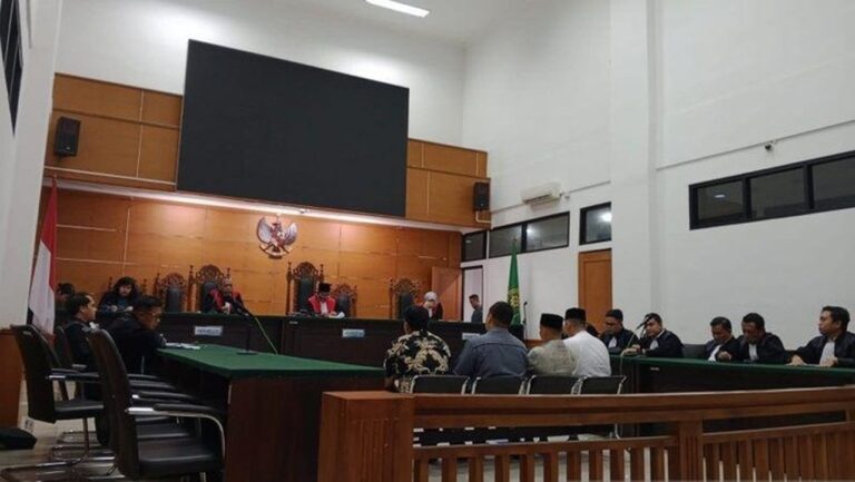 Kades Kohod Divonis 3,5 Tahun Penjara Terkait Korupsi Pembangunan Pagar Laut Tangerang Kades Kohod Divonis 3,5 Tahun Penjara Terkait Korupsi Pembangunan Pagar Laut Tangerang