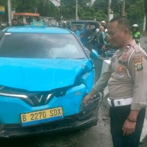 Taksi Listrik Ringsek Tertabrak Lokomotif KA Saat Terobos Perlintasan di Jakpus