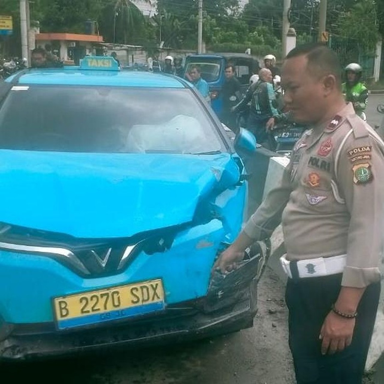 Taksi Listrik Ringsek Tertabrak Lokomotif KA Saat Terobos Perlintasan di Jakpus