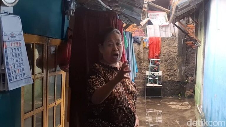 Banjir Warakas: Kulkas Tengkurap, Warga Tak Sempat Selamatkan Barang Berharga
