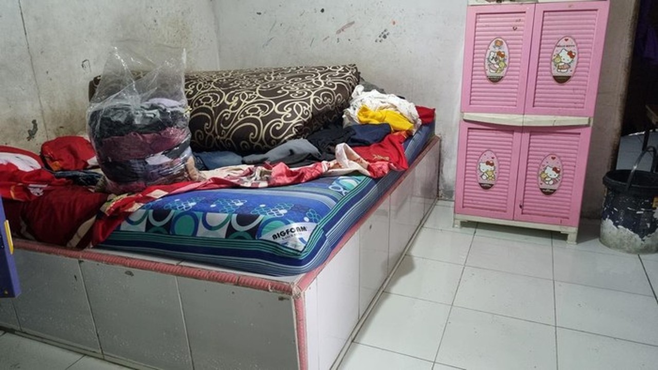 Warga Warakas Ganti Ranjang Kayu dengan Cor Beton Demi Hadapi Banjir Langganan