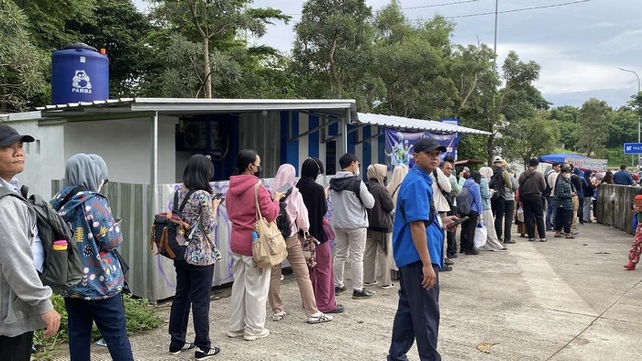 Antrean Panjang Penumpang TransJakarta di Pintu Tol Sawangan Depok, Warga Keluhkan Fasilitas