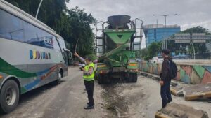 Truk Molen Lepas Kendali, Hantam Pembatas Jalan di Jl Yos Sudarso Jakarta Utara