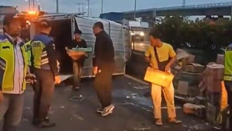 Truk Boks Terguling di Tol Wiyoto Wiyono Akibat Pecah Ban, Lalu Lintas Terganggu