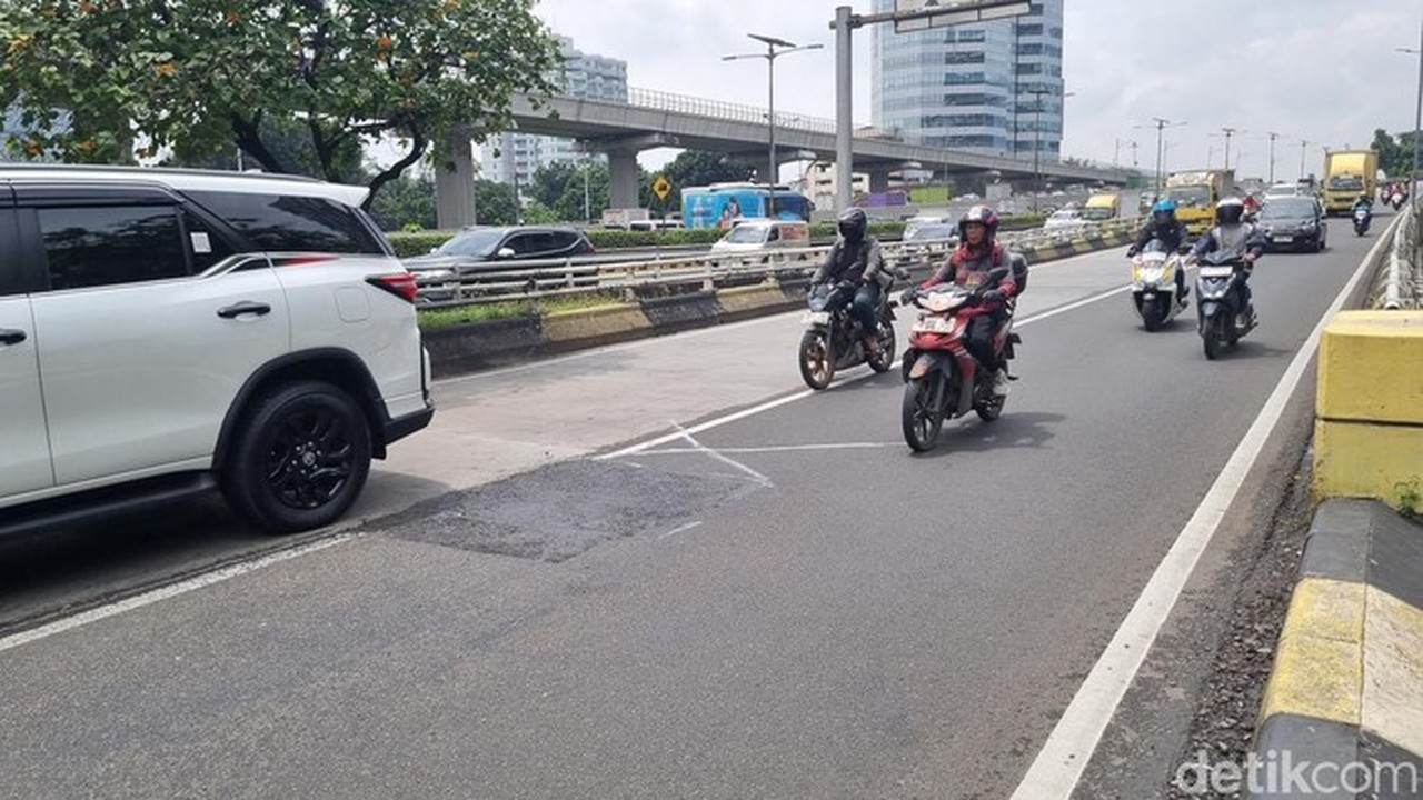 Lubang Menganga di Turunan Flyover Pancoran Ditambal, Pengendara Kini Bisa Melintas Normal