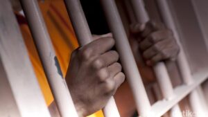 Pria Diduga Curi Besi di Jakbar Kepergok Ngumpet di Truk, Dihajar Massa