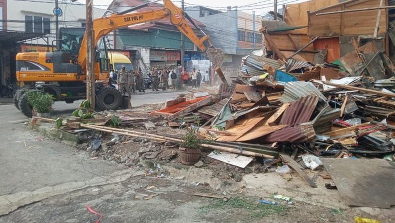 Satpol PP Bogor Tertibkan 17 Lapak PKL Liar di Pasar Cibinong Tanpa Izin Satpol PP Bogor Tertibkan 17 Lapak PKL Liar di Pasar Cibinong Tanpa Izin