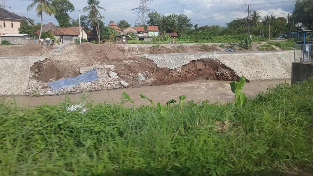 Tembok Penahan Tanah Sungai Cibanten di Serang Longsor, Perbaikan Segera Dilakukan Tembok Penahan Tanah Sungai Cibanten di Serang Longsor, Perbaikan Segera Dilakukan