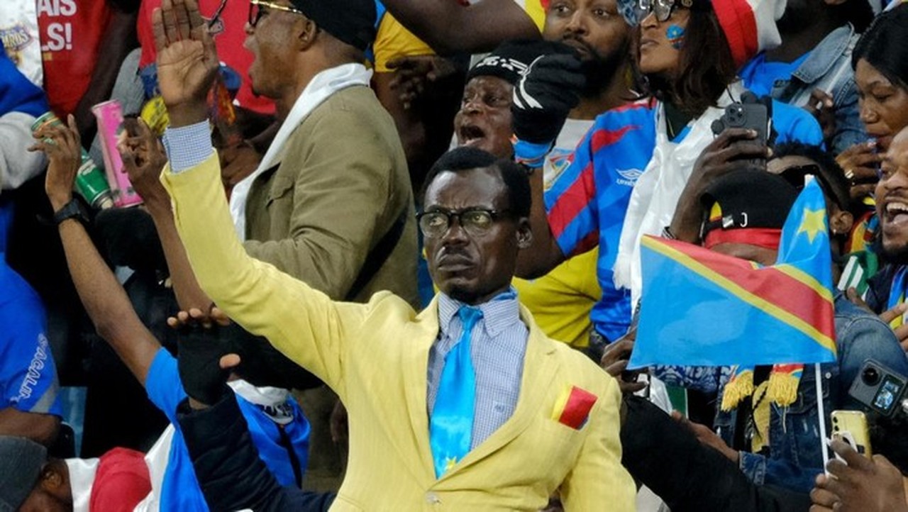 Viral Aksi Fans Kongo Berdiri Seperti Patung Sepanjang Laga Piala Afrika 2025