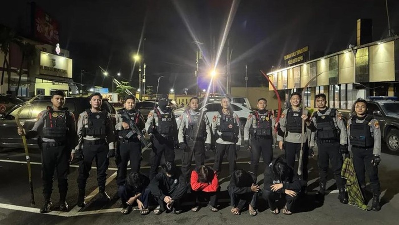 Lima Remaja Depok Diamankan Polisi Saat Hendak Tawuran, Bawa Celurit dan Stik Golf