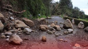 Longsor Terjang Dua Ruas Jalan di Lebak Akibat Hujan Ekstrem