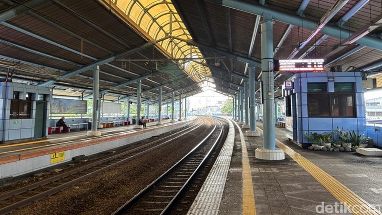 Peron Stasiun KRL: Dari Titik Tunggu Menjadi Spot Foto Estetik Favorit Penumpang Peron Stasiun KRL: Dari Titik Tunggu Menjadi Spot Foto Estetik Favorit Penumpang