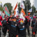 Ribuan Buruh Geruduk DPR dan Kemnaker, Tuntut Revisi UMP DKI dan Jabar