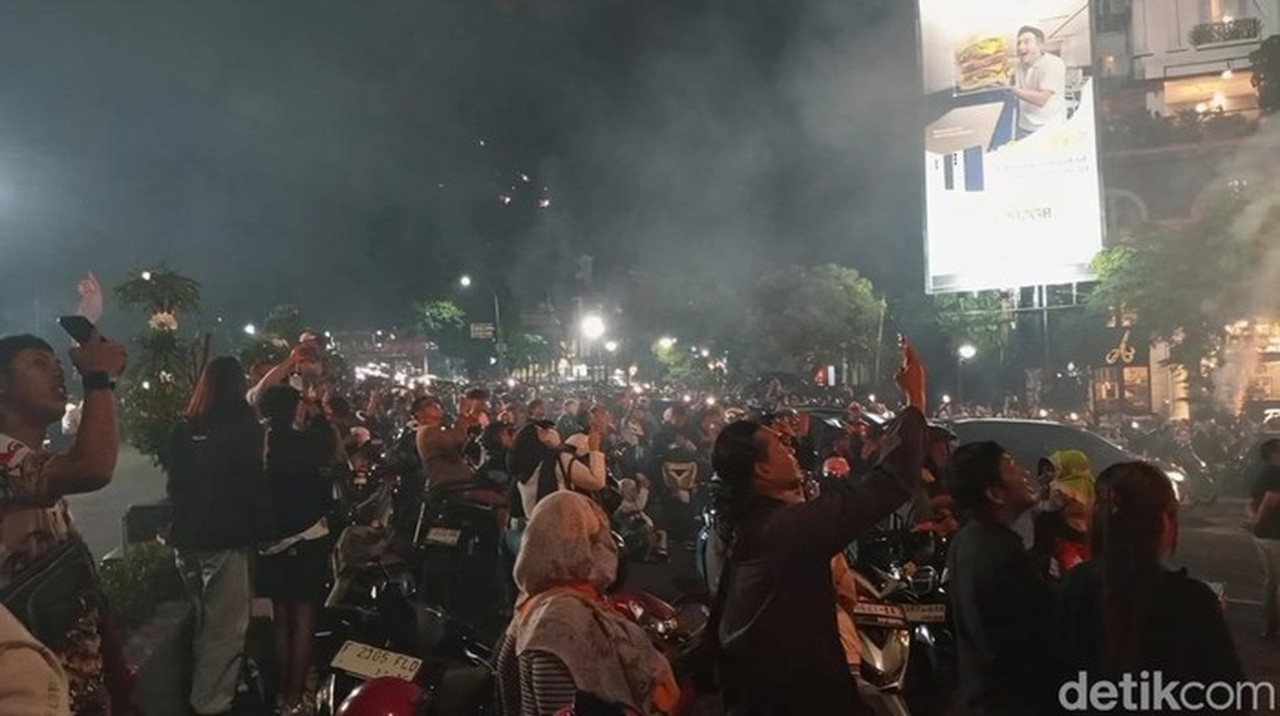 Malam Tahun Baru 2026: Tugu Kujang Bogor Dipadati Warga dan Pengendara Motor