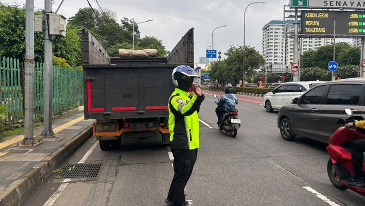 Truk Mogok di Tol Senayan Arah Slipi, TMC Polda Metro Jaya Imbau Pengendara Berhati-hati
