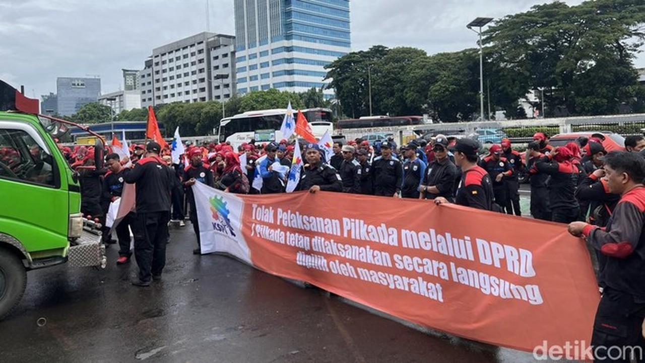 Demo Buruh di Depan DPR: Tuntut Revisi UMP, Tolak Pilkada DPRD, Lalin Lancar