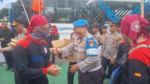 Polisi Bagikan Air Mineral dan Snack, Pendekatan Humanis Polri untuk Massa Buruh di DPR